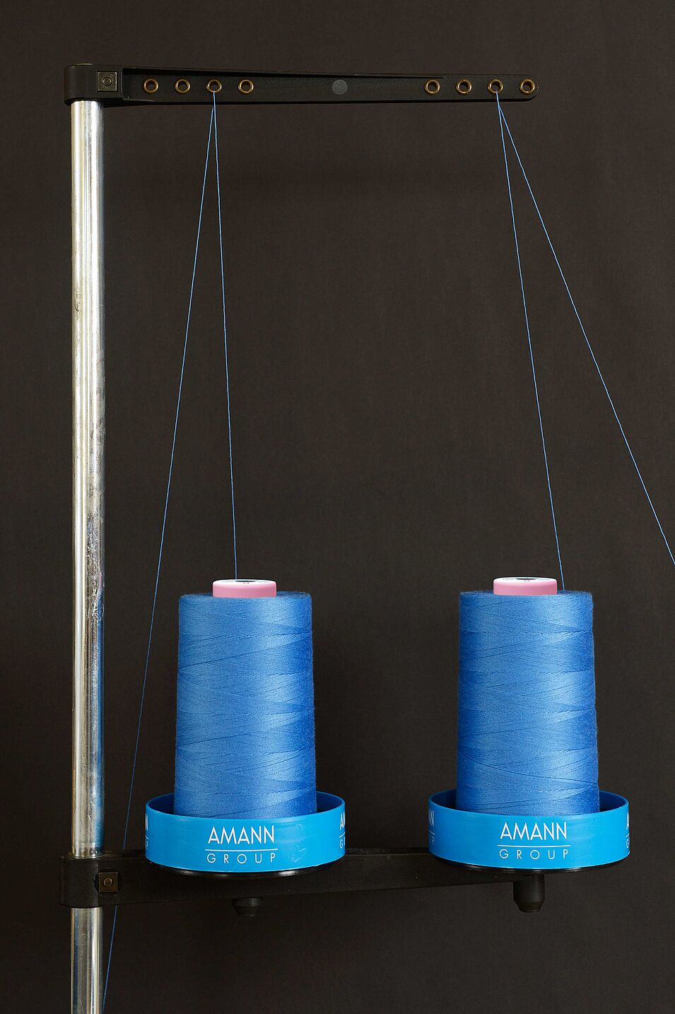 Correct off-winding performance through the use of spool holders